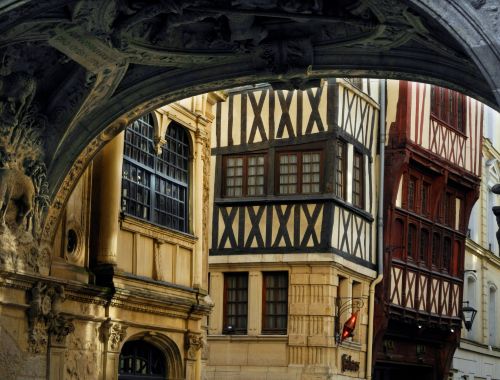 War, Scarcity, and Price Shocks: Conflict and Inflation in the Medieval Economy