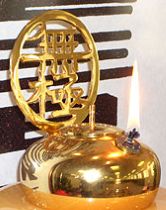 An oil lamp is an element at the center of a Yiguandao shrine