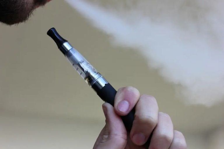 Why 5mg Nicotine Disposable Vape Devices Are Popular Among Adult Vape Users 5 SV26MAY1082-HannahGilbert02