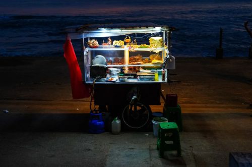 Rolling History: Roti, Women’s Labor, and the Flatbread That Connected Worlds 6 A vendor in Colombo, Sri Lanka, sells roti and other street foods