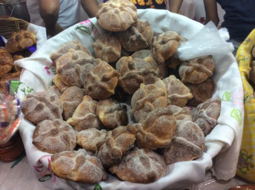 A basket of pan de muerto