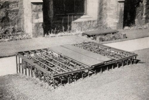 Stealing the Dead: Resurrection Men and Body Snatching in 19th-Century Britain 6 A mortsafe in Edinburghโs Greyfriars kirkyard
