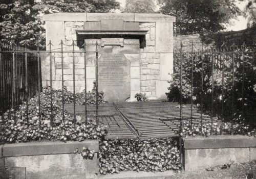 Stealing the Dead: Resurrection Men and Body Snatching in 19th-Century Britain 7 A mortsafe in Edinburghโs Greyfriars kirkyard