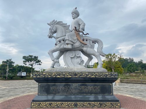 Xunzang: The Dark History of Chinese Sacrificial Burial 9 Statue of Yelรผ Abaoji at Taiyang Lake Park