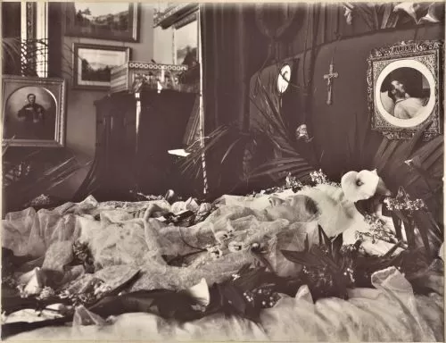Memento Mori: Keeping the Dead Alive in the Victorian Era 12 The body of Queen Victoria on her deathbed, 1901