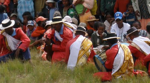 Hiragasy musicians wearing coordinating lambas