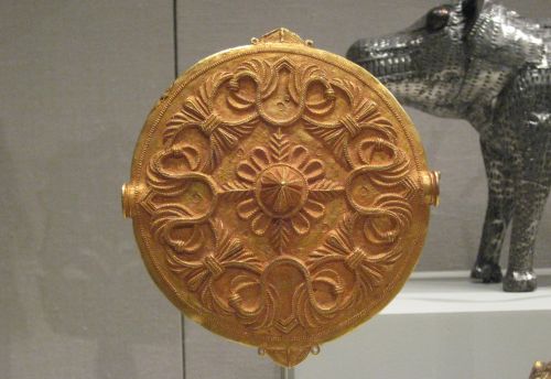 Death as Passage: Mourning and Ancestors in Ancient African Cultures 11 Ashanti soul washer badge or Akrafokonmu, 18th century Ghana