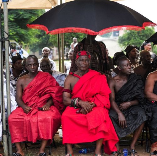 Death as Passage: Mourning and Ancestors in Ancient African Cultures 15 In Asante funeral tradition, the close relatives of the deceased wear red (Kobene) and/or Black (Kuntunkuni)
