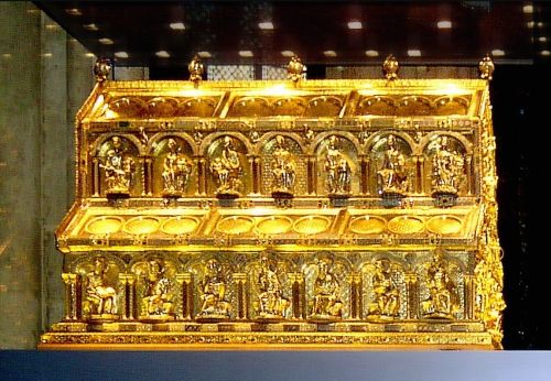 Holy Roads and Hard Travel: The Medieval Pilgrim’s Dangerous Devotional Journey 17 The Shrine of the Three Kings in Cologne Cathedral