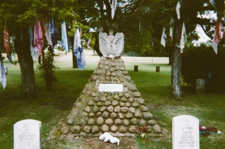 082926-01-Geronimo-Grave