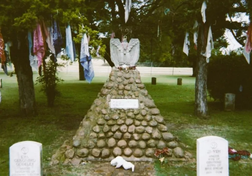 082926-01-Geronimo-Grave