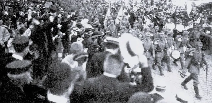 Mythology and the Two World Wars: From Ancient Heroes to Nazi Racial Myth 5 An enthusiastic crowd cheers soldiers after their mobilisation in Lรผbeck in 1914