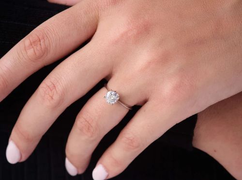 Why a Local Jewelry Store Offers More Than an Online Retailer 2 Why a Local Jewelry Store Offers More Than an Online Retailer