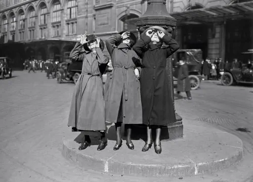 Three Parisian women watching the solar eclipse of 8 April 1921