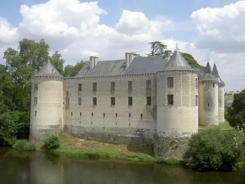 The King Who Needed to Know: Louis XI and the Making of a Medieval Information State 5 Chรขteau de la Guerche along the river Creuse