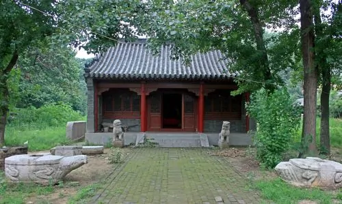 A symbolic tomb of Min Ziqian, with two ancient-looking bixi turtles