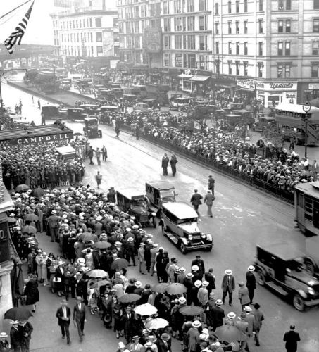 Crowds gathered at the Frank E. Campbell Funeral Chapel in New York City for Valentino's funeral, 1926