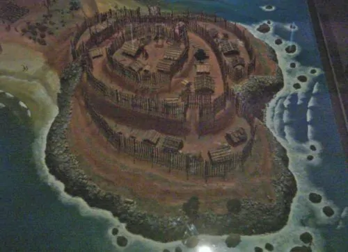 Model of a pā (hillfort) built on a headland
