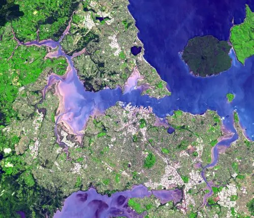 Satellite view of the Auckland isthmus with Manukau (lower) and Waitematā (upper) Harbours