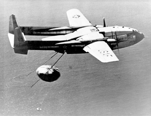 The recovery of the Discoverer 14 return capsule (typical for the CORONA series)