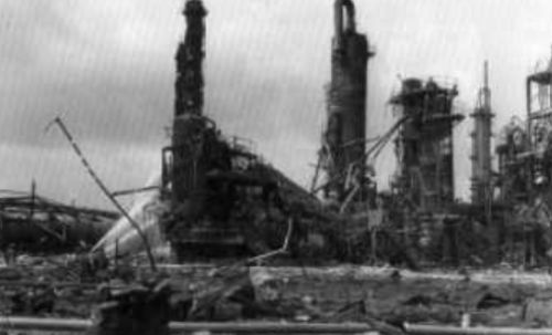 A reactor vessel safety plate ruptured, resulting in the release of a toxic vapour cloud