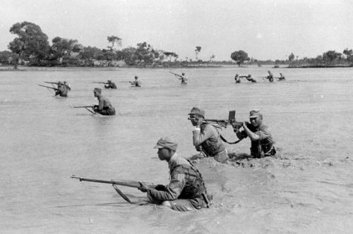 Soldiers of the National Revolutionary Army fighting in the flooded area of the Yellow River