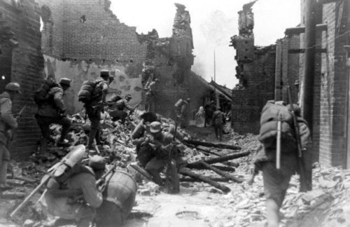 Chinese soldiers in urban warfare in the Battle of Taierzhuang, March–April 1938